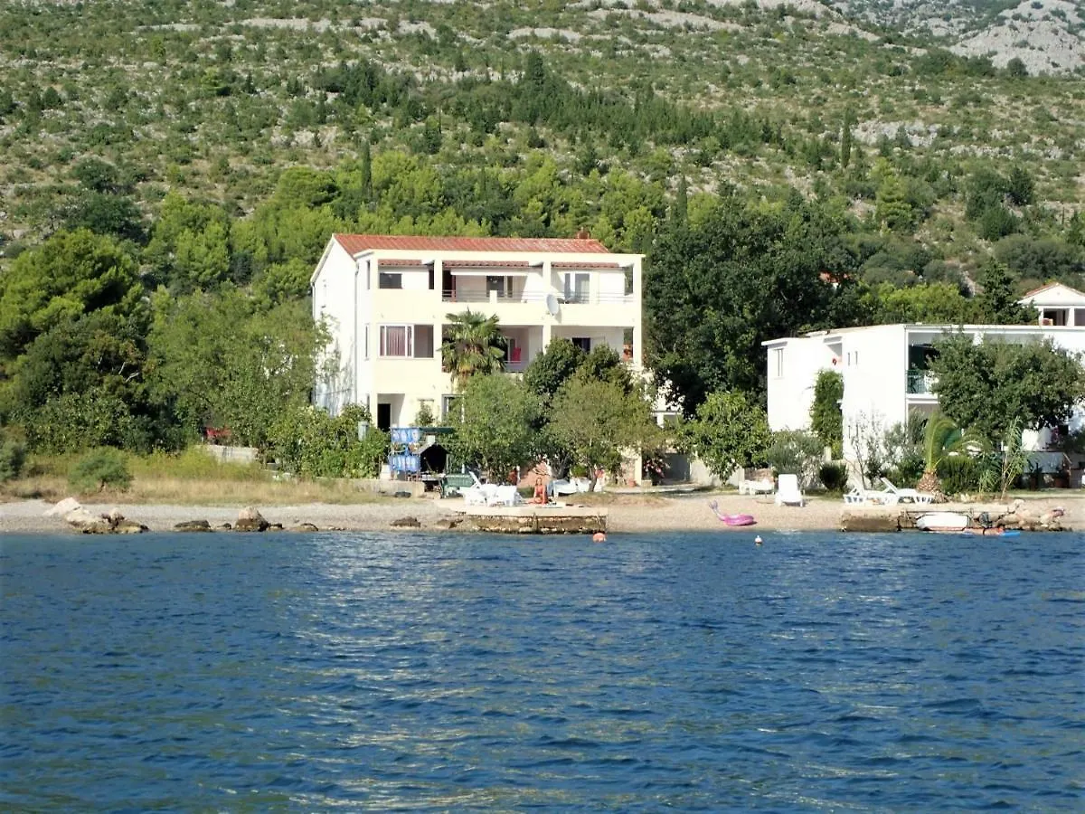 Apartments Maestral- On The Beach Seline